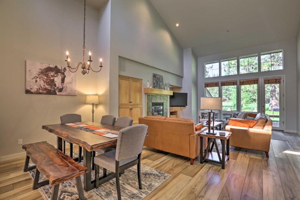 Bend Townhome with Golf Course Views and Private Deck!